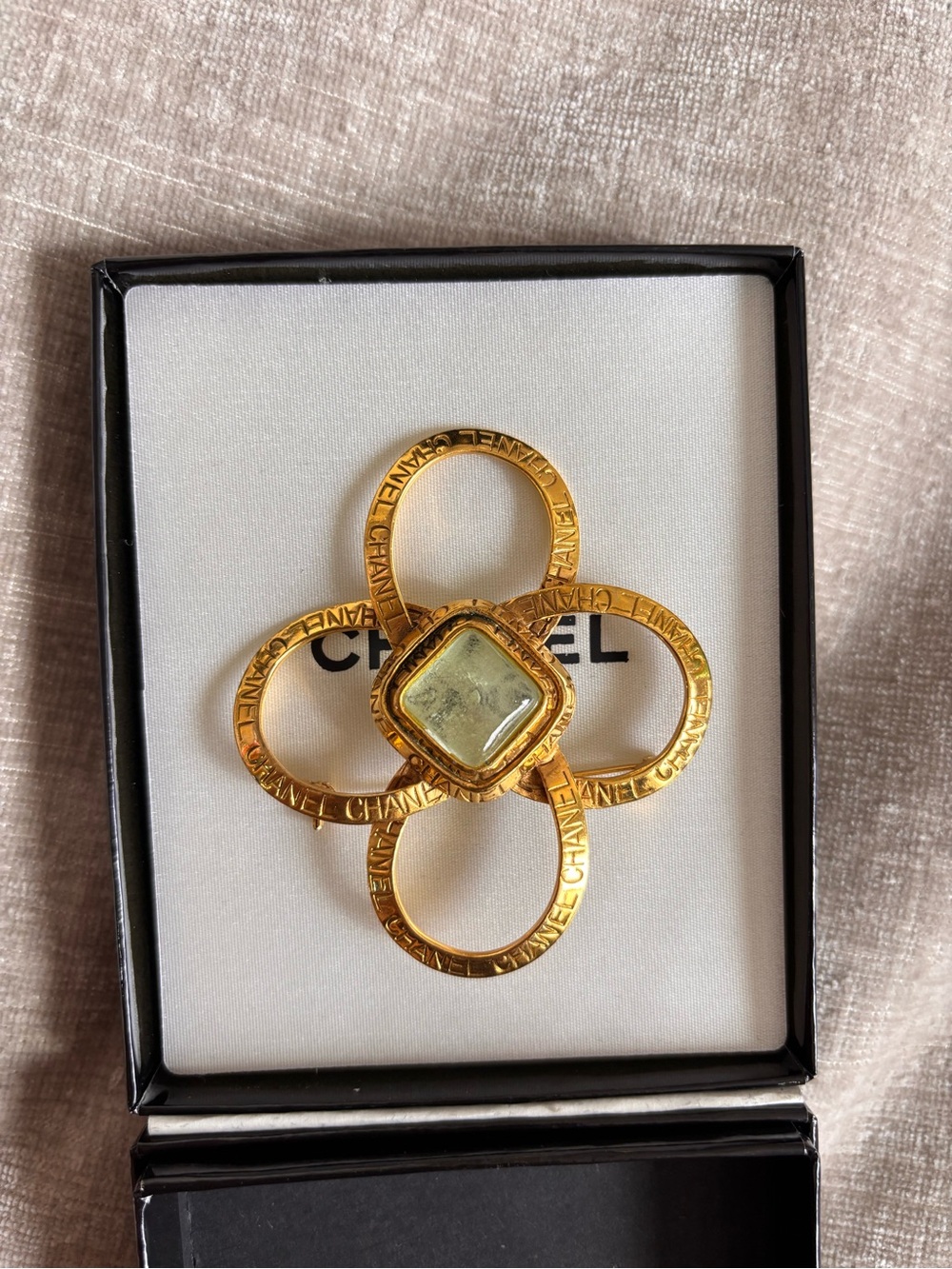 Authentic CHANEL 1996 Gripoix stone gold plated brooch - Picture 2 of 11